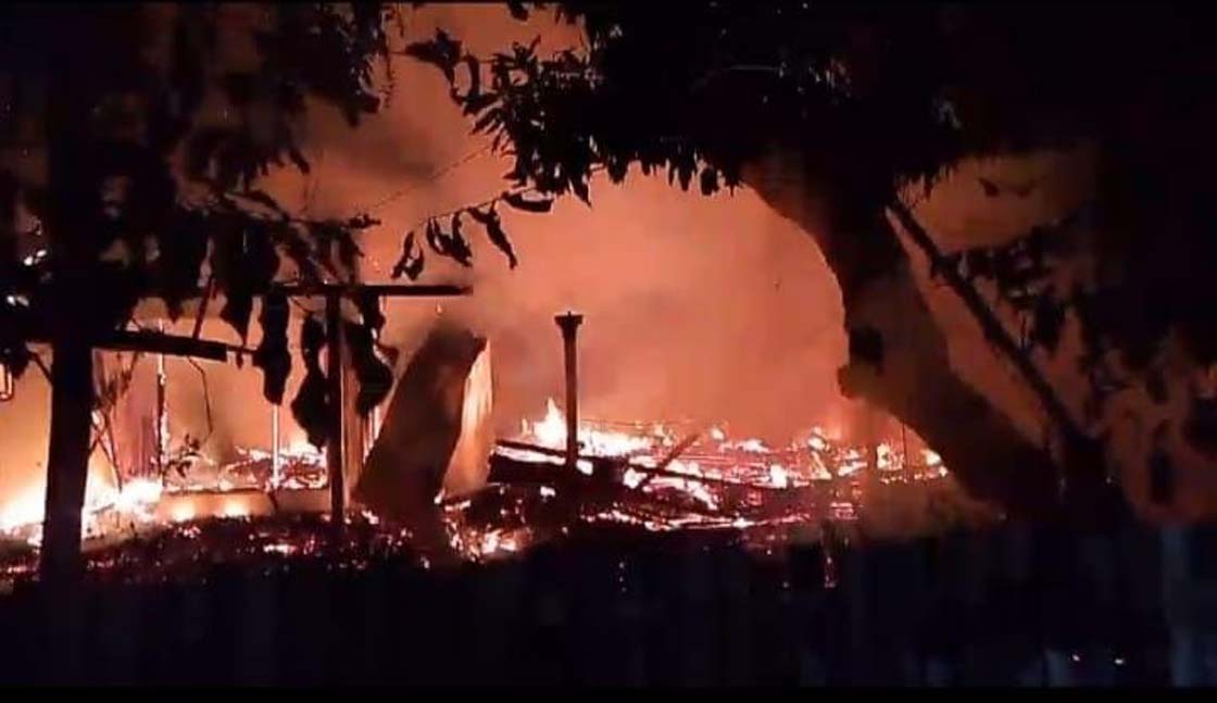 HANGUS: Rumah milik Hamidiyah, 50, warga Dusun Sukorejo, Desa Sumberejo, Kecamatan Banyuputih, hangus terbakar, Selasa dini hari (4/3).