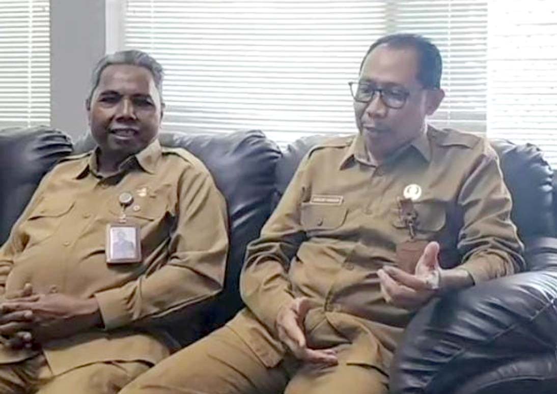 BERDISKUSI: Staf Ahli Sugeng Wiyono (kanan) bersama Fathurrohman (kiri) menyampaikan masalah minimnya disiplin ASN di lingkungan Pemkab Situbondo kepada Bupati Rio, Senin (3/3).