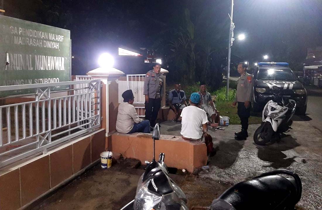 PATROLI: Anggota Polsek Kapongan memberi imbauan kepada pemuda di pinggir jalan desa/kecamatan Kapongan, Selasa (4/3).