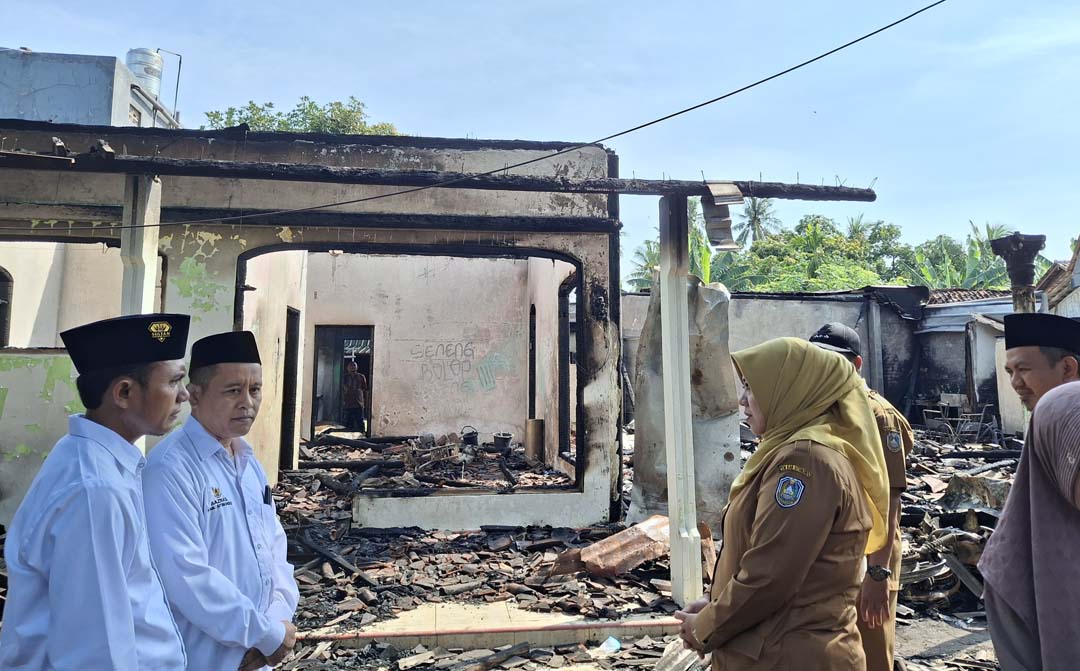 TAK BERBENTUK: Kondisi rumah korban yang terbakar di Desa Sumberejo, Kecamatan Banyuputih, Selasa (4/3).