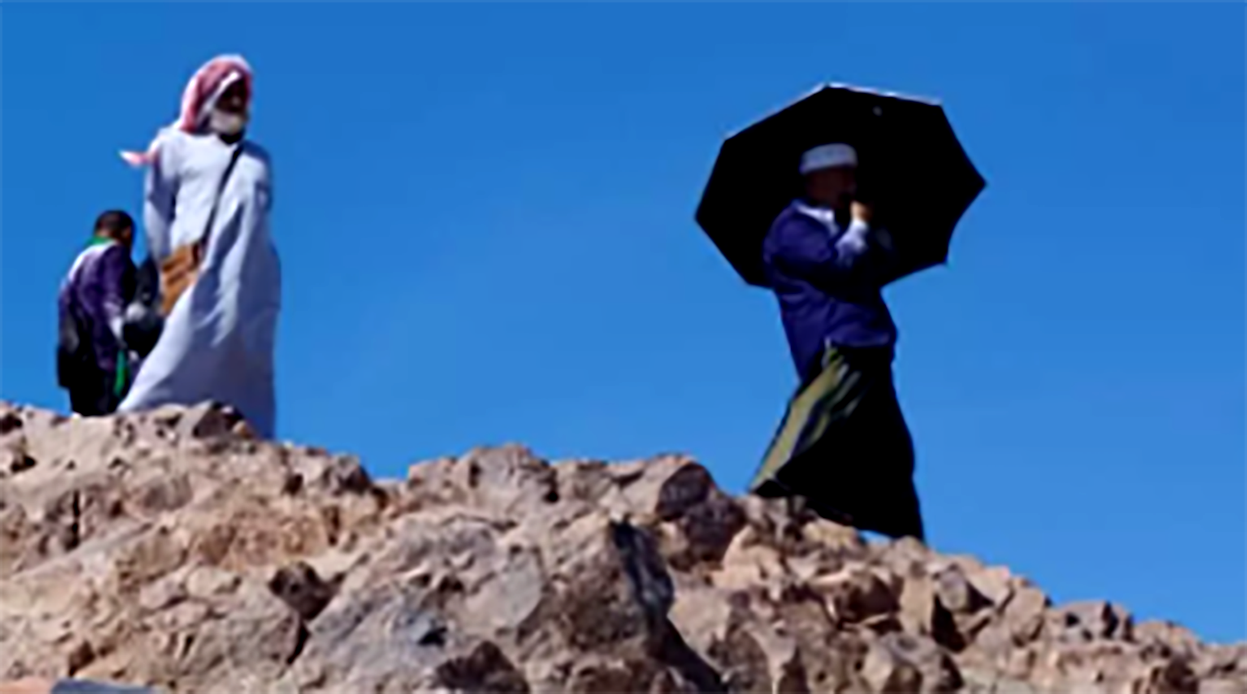 Peziarah berkunjung di gunung Jabal Uhud sebelah utara kotra Madinah.