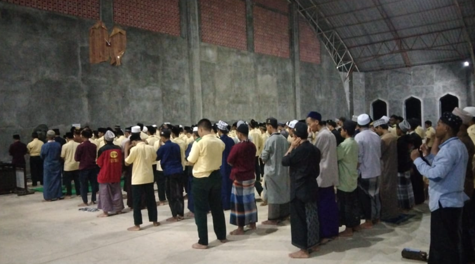 Jamaah sholat taraweh di sisi kanan mihrob utama Pesantren Temboro Magetan, Jawa Timur.