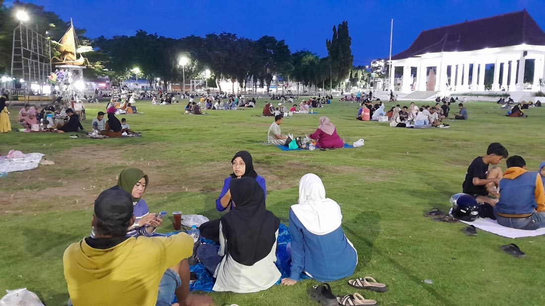 TEMPAT NYAMAN: Banyak warga memilih datang ke Alun-alun Kota Situbondo untuk ngabuburit bahkan berbuka puasa bersama keluarga maupun teman.
