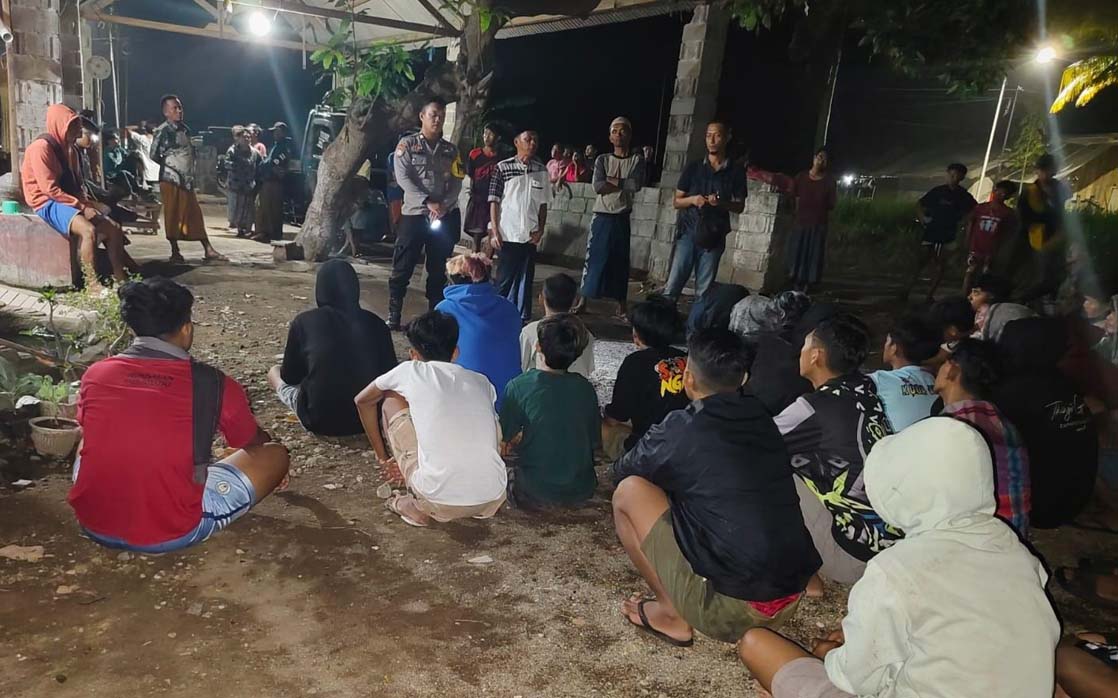 ILEGAL: Anggota Polsek Arjasa memberi pembinaan pada pelaku balap lari di Desa Curahtatal, Kecamatan Arjasa, Kamis (6/3).