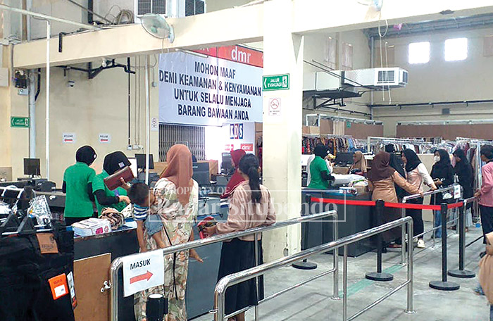 RAMAI: Sejumlah pengunjung Dept Store KDS di Jalan Sucipto, Desa Talkandang tengah mengatre di kasir, Jumat (7/3) kemarin.