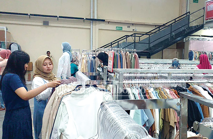DIBUKA KEMBALI: Suasana Dept Store KDS di Jalan Sucipto, Desa Talkandang diserbu pembeli, Jumat (7/3) kemarin.
