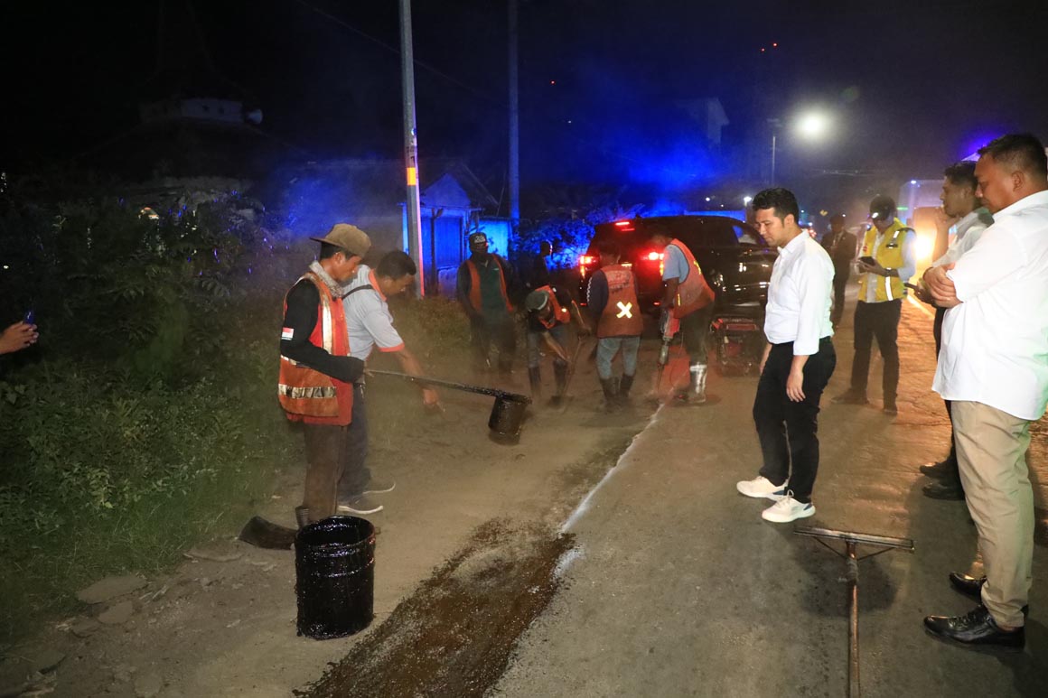 Wagub Jatim Emil Dardak memantau langsung perbaikan jalan di Jalur Pantura Situbondo.