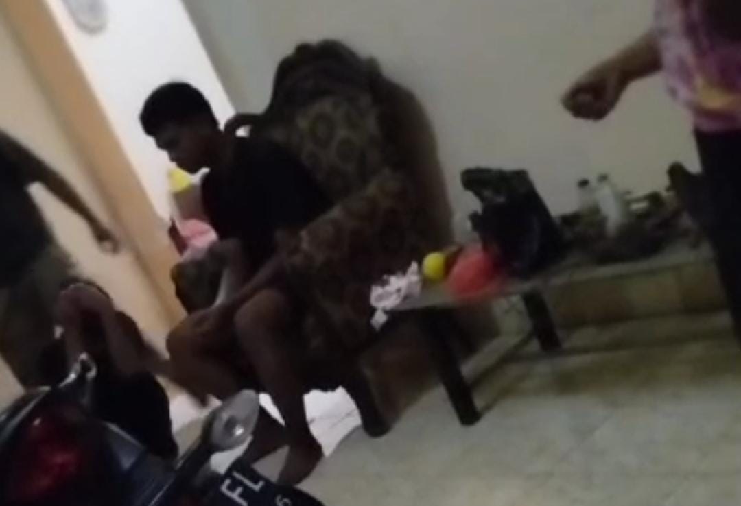 TERCIDUK: Dua terduga maling diamankan Tim Resmob Polres Situbondo, Kamis lalu (6/3), di rumah Jupriyanto, Kelurahan Mimbaan, Kecamatan Panji.