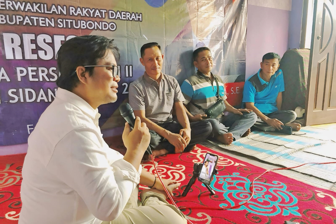 DIALOG: Anggota DPRD, Janur Sasra Ananda mendengarkan aspirasi warga saat reses di Kelurahan Dawuhan, Kecamatan kota, belum lama ini.