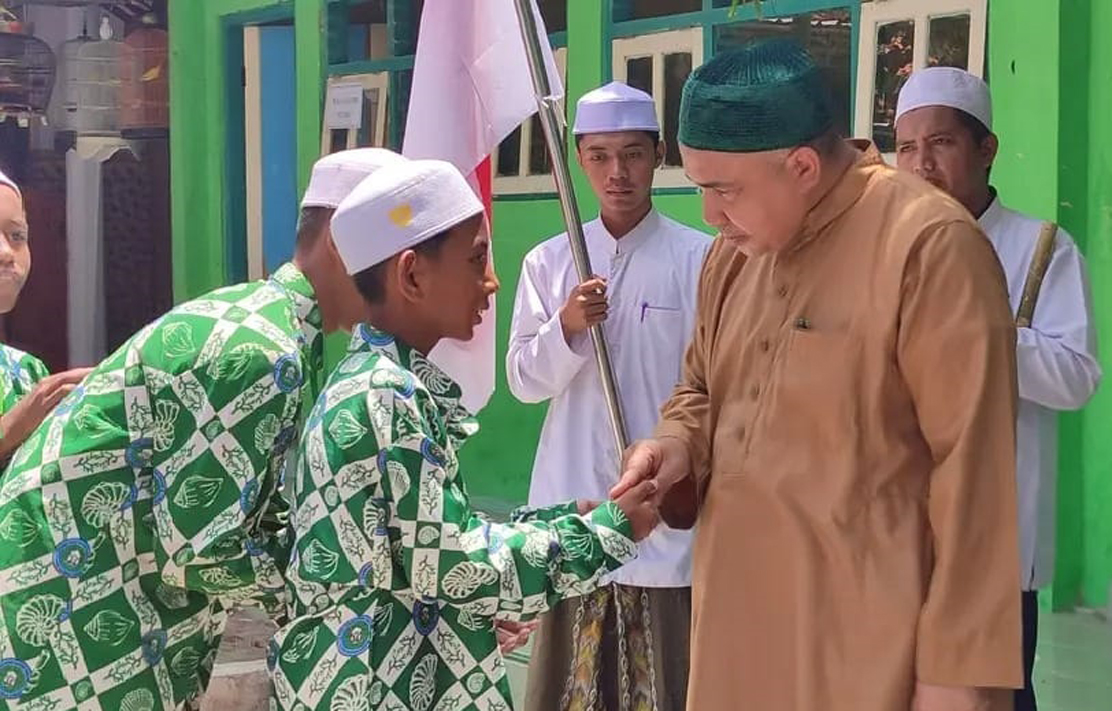 PAMIT PULANG: Sejumlah santri mencium tangan Habib Muhammad Taufik, pengasuh Pondok Pesantren (Ponpes) Nurul Huda, Desa Peleyan, Kecamatan Kapongan, Sabtu lalu (8/3).