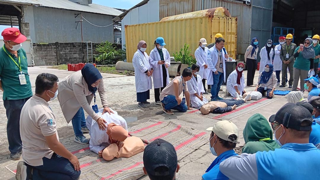 Petugas kesehatan IHC RS Elizabeth mengajari cara penanganan pasien darurat di tempat kerja kepada karyawan PT. Hongxin Algae International, Desa Klatakan, Kecamatan Kendit.