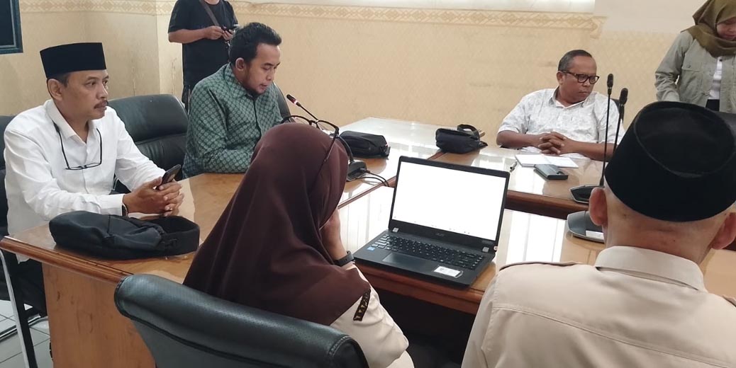 DENGAR PENDAPAT: Jajaran anggota DPRD rapat bersama dengan OPD di lingkungan Pemkab Situbondo di ruang rapat gabungan kantor DPRD Situbondo, Senin (10/3).