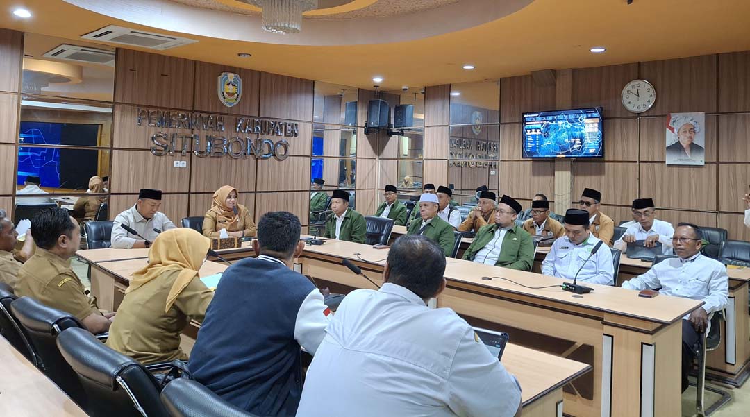 AUDIENSI: Bupati dan wakil bupati, Yusuf Rio Wahyu Prayogo-Ulfiyah gelar rapat dengar pendapat bersama pengurus FKDT, di ruang IR kantor Pemkab Situbondo, Selasa (11/3)