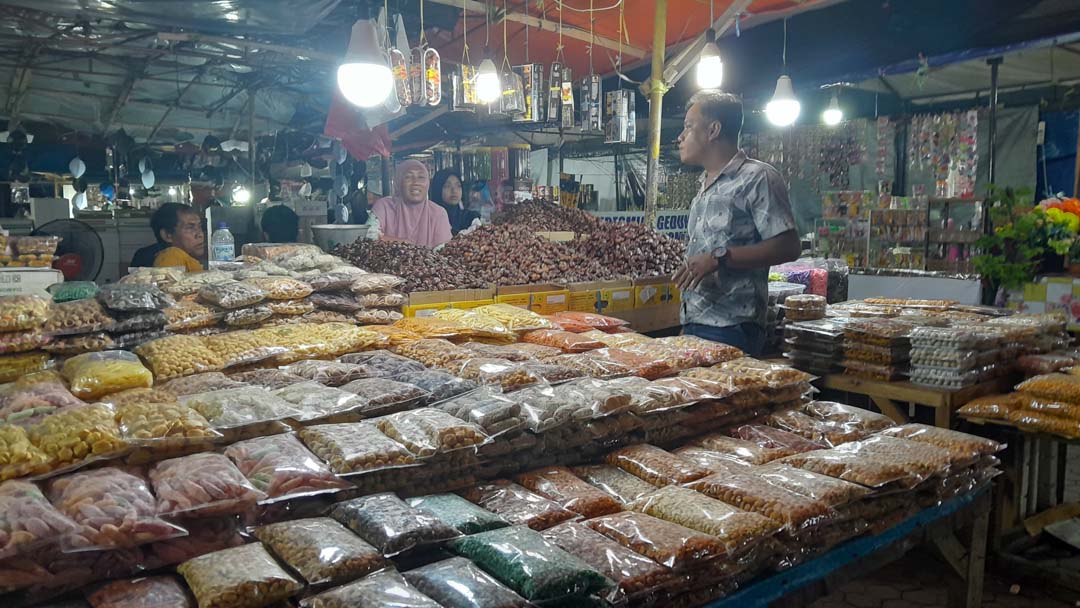 LENGANG: Kondisi Pasar Mimbaan, Kecamatan Panji sepi dari pengunjung, Selasa (11/3) pukul 16.00.