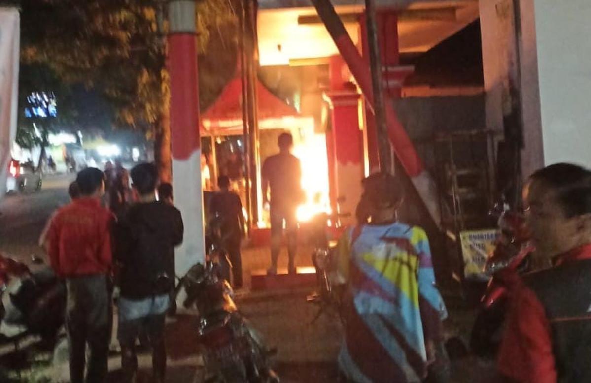 TERBAKAR:Kobaran api menyelimuti warung kopi milik Hendro, 63, di Jalan WR Supratman, Kelurahan Patokan, Kecamatan/Kota Situbondo, Selasa malam (11/3).