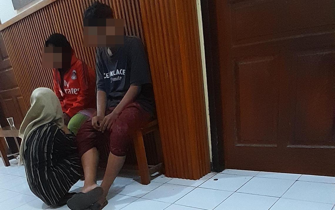 CARI KEADILAN: Salah satu korban asusila duduk di lantai saat berada di depan ruang penyelidikan Mapolres Situbondo, Rabu (12/3).