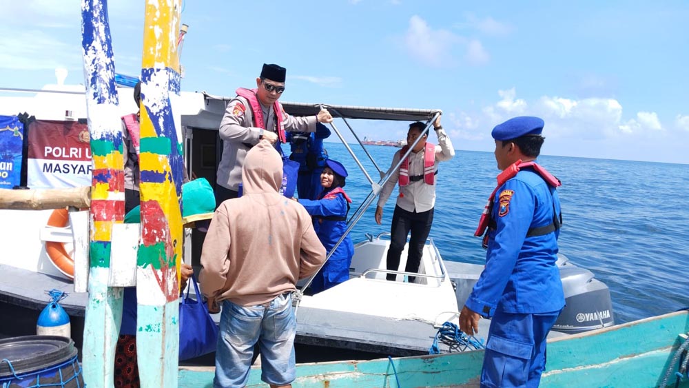 PATROLI LAUT: Anggota Satpolairud Polres Situbondo menyapa nelayan di tengah laut perairan Kalbut, Kecamatan Mangaran, Rabu (12/3).