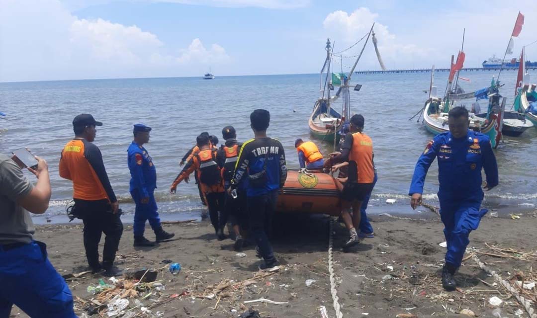 CARI KORBAN: Anggota BPBD Situbondo melakukan pencarian nelayan hilang di pinggir Pantai Jangkar, Kamis (13/3).