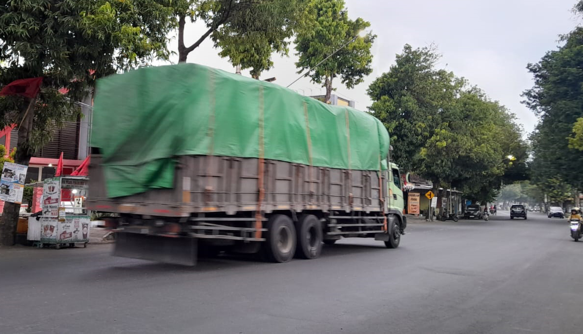 ANGKUT BARANG: Truk besar melintas di jalur Pantura Situbondo, Jumat (14/3).