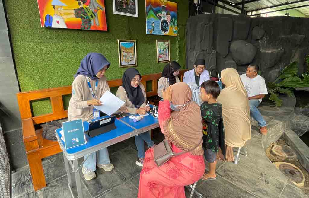 DIPERIKSA: Petugas kesehatan RS. Elizabeth melayani warga di halaman kantor Kodim 0823 Situbondo, Minggu (16/3).