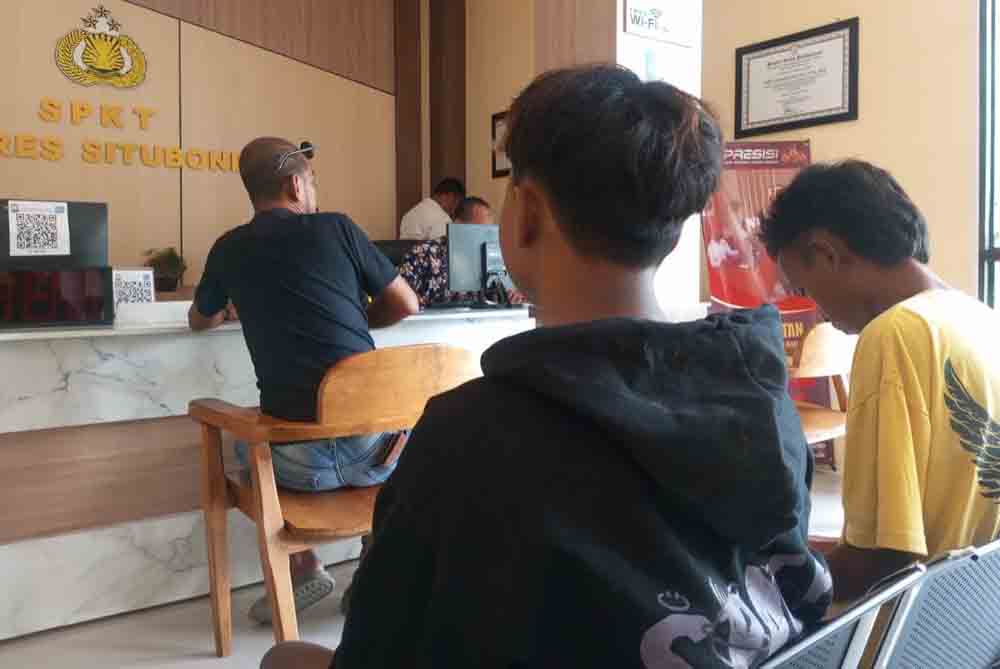 KORBAN PENGEROYOKAN: AP, 17, didampingi keluarga, melapor ke Mapolres Situbondo, Minggu (16/3).