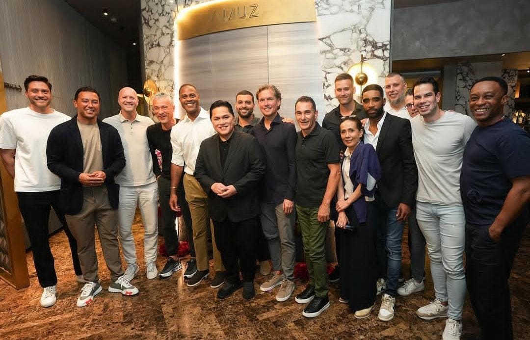 Foto: Ketua umum PSSI bersama jajaran kepelatihan Timnas Indonesia/ ig @erickthohir