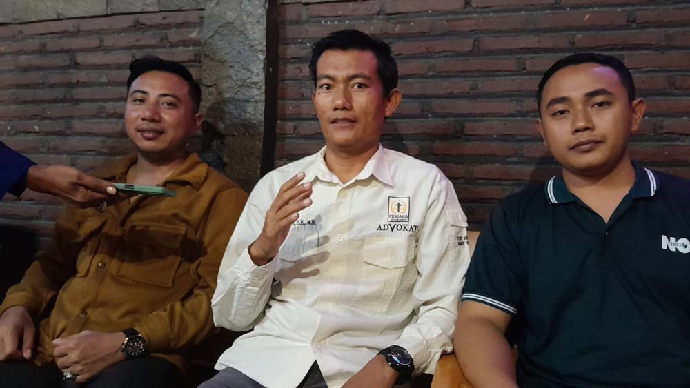 ANGKAT SUARA: Kuasa Hukum PLT Kadis Pendidikan Situbondo, Fathor memberikan keterangan kepada sejumlah jurnalis, Senin (17/3).