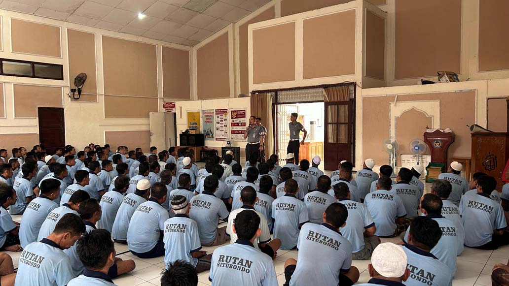 ARAHAN BAGI WBP: Petugas Rutan Situbondo memberikan arahan kepada Warga Binaan Pemasyarakatan (WBP), Senin (17/3).