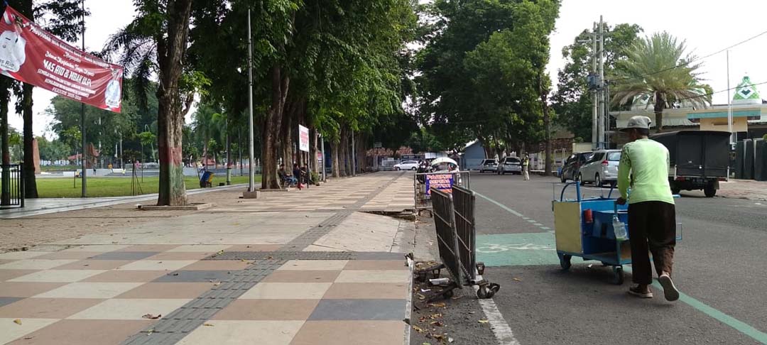 Suasana alun-alun landai di siang hari, Rabu (19/3) kemarin. Tempat tersebut akan dibangun posko pengaduan oleh Disnaker.