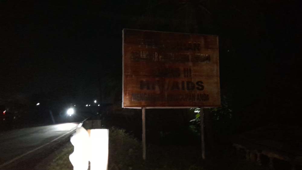 Sejumlah pengemudi melintas di papan besar yang menjadi pintu masuk menuju Lokalisasi Bandengan, Desa Kilensari, Kecamatan Panarukan, belum lama ini.