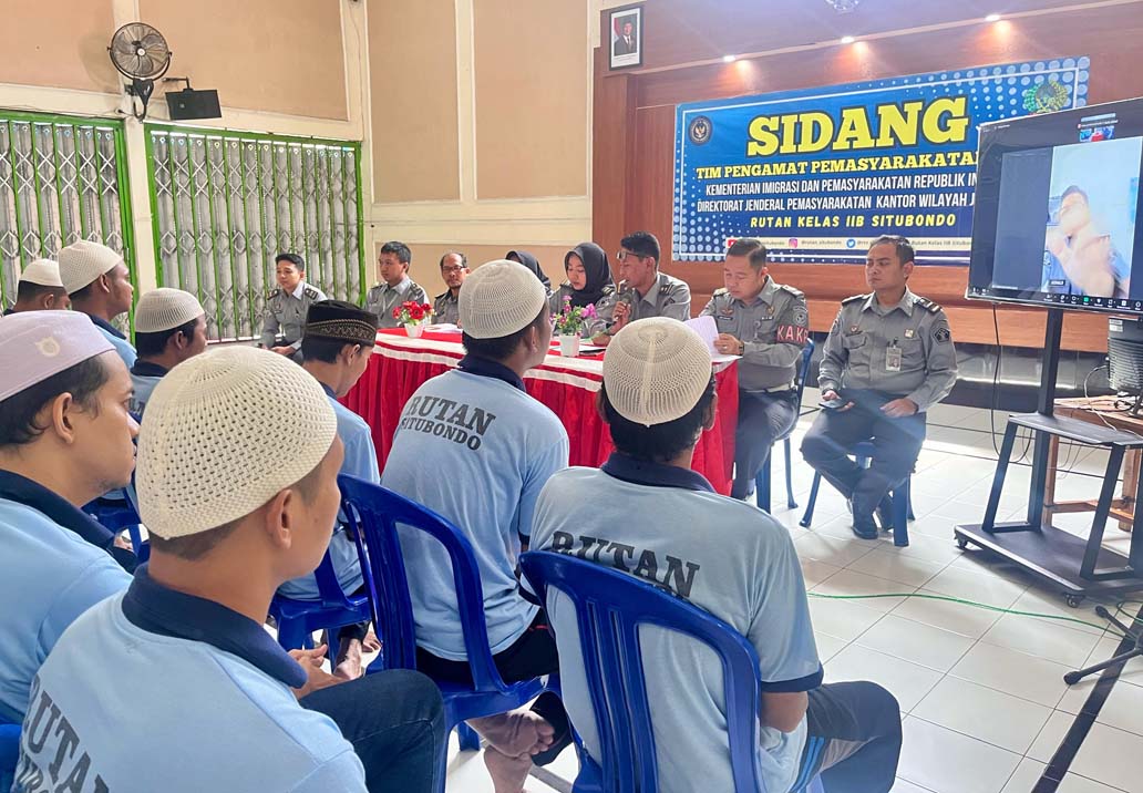 RAPAT KHUSUS: Puluhan WBP mengikuti sidang intergasi di ruang aula Rutan Kelas IIB Situbondo, Selasa (18/3).