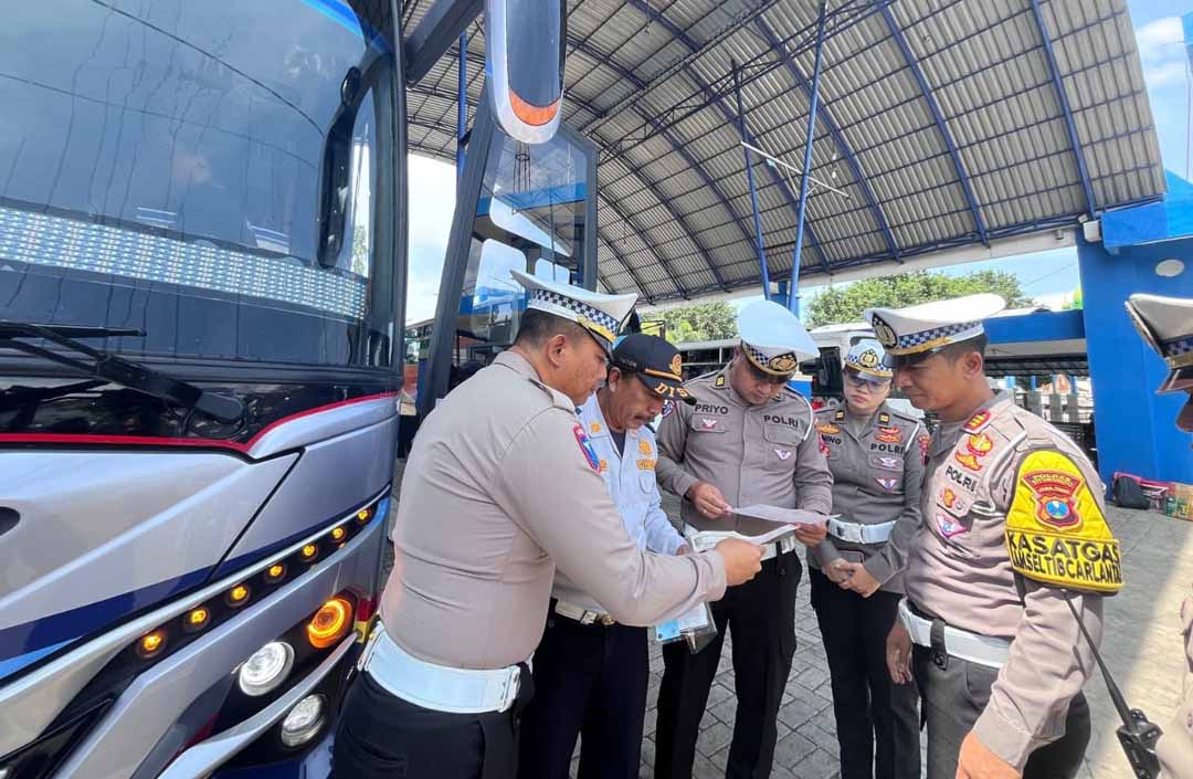 JELANG IDUL FITRI: Tim gabungan memeriksa kelengkapan dokumen angkutan umum di terminal Situbondo, Kelurahan Mimbaan, Kecamatan Panji, Kamis (20/3).