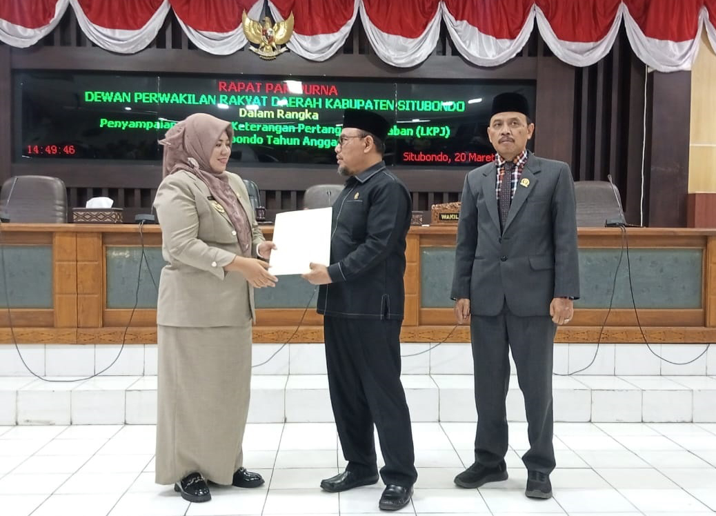 PARIPURNA: Wakil Bupati Ulfiyah menyerahkan LKPJ APBD Tahun 2024 kepada wakil ketua DPRD Situbondo di ruang rapat paripurna DPRD Situbondo, Kamis (20/3).