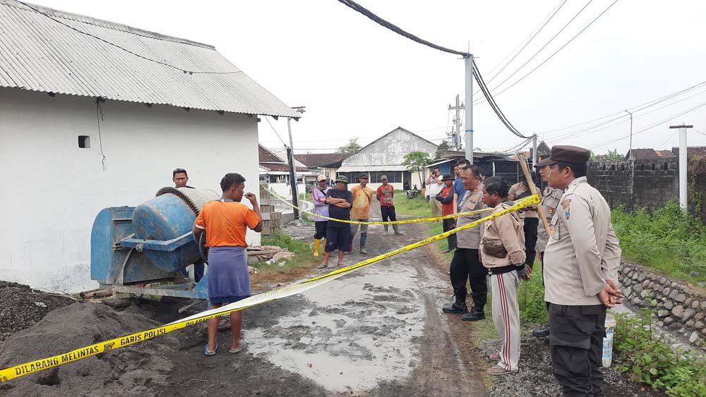 OLAH TKP: Anggota Polres Situbondo memberi garis polisi di lokasi tambak Desa Tanjung Pecinan, Kecamatan Mangaran, Minggu (23/3).