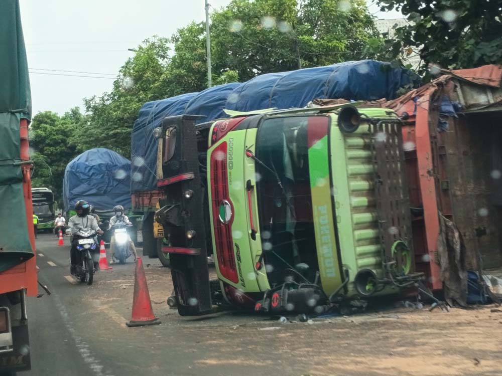 LAKA LANTAS: Truk Hino bernopol P 9033 UE melintang di jalur pantura Desa Kembangsambi, kecamatan Bungatan, Senin (24/3).