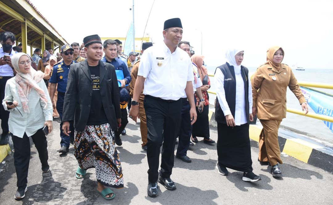 BERIRINGAN: Bupati Situbondo Yusuf Rio Wahyu Prayogo dan Wabup Ulfiah mendampingi Gubernur Jatim, Khofifah Indar Parawansa di dermaga Pelabuhan Jangkar, Senin (24/3).