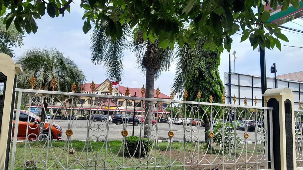 HARI EFEKTIF: Belasan Mobil milik anggota dan pengunjung Polres terparkir di halaman Mapolres Situbondo, Senin (24/3).