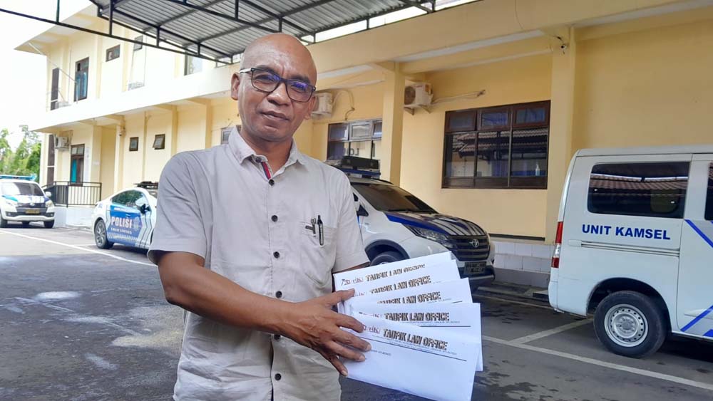 CARI KEADILAN: Taufik SH, kuasa hukum Nike membeberkan laporan di halaman Mapolres Situbondo, Selasa (24/3).