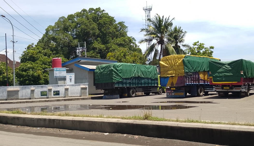 BERJEJER Truk muatan barang parkir di area Pelabuhan Jangkar, Selasa (25/3) kemarin. Akses penghubung jalan butuh dilebarkan untuk kelancaran kendaraan.