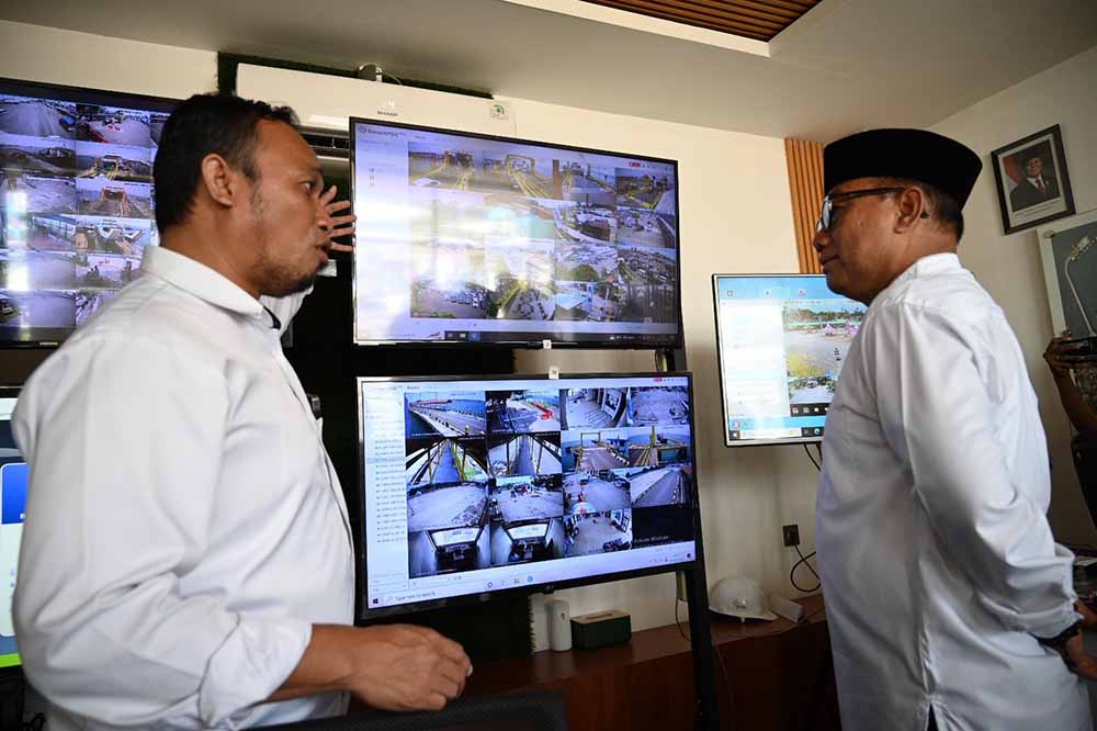 Wabup Banyuwangi Mujiono melakukan tinjauan kondisi arus mudik di Pelabuhan ASDP Ketapang. (Ramada Kusuma/Radar Banyuwangi)
