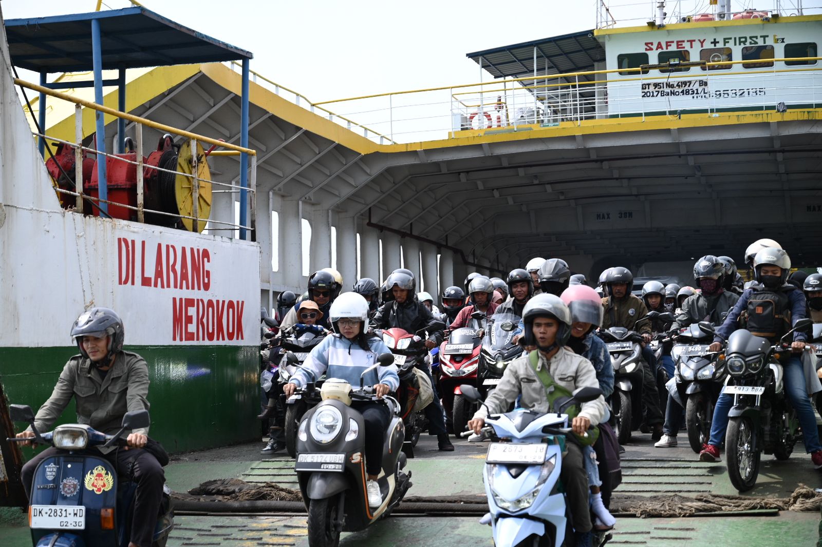 Kendaraan roda 2 turun dari kapal di Pelabuhan Ketapang Banyuwangi, Selasa (25/3/2025).