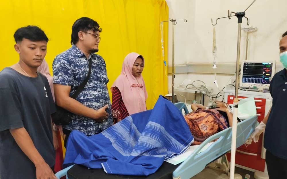 TAK BERDAYA: Fendi, 16, warga Desa Kilensari, Kecamatan Panarukan, menjalani rawat inap di RSUD Situbondo, Rabu (26/3).