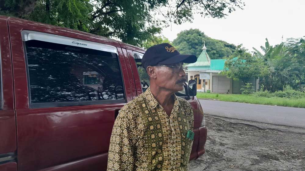 MENDERITA: Sarbini warga Desa Sumberjati, Kecamatan Silo, Kebupaten Jember, sepulang menjenguk terdawa Samsul Hadi, di rumah tahanan Situbondo, Rabu (26/3).