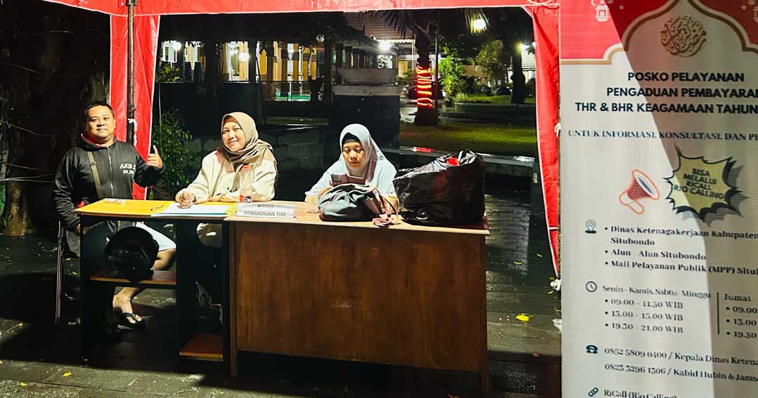 POSKO PENGADUAN: Petugas menjaga stand pengaduan pembayaran THR di pelataran Alun-Alun Situbondo, Rabu malam (26/3).