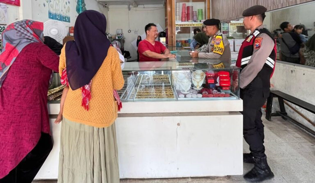 ILUSTRASI: Sejumlah toko emas perhiasan di Situbondo dijaga ketat seiring melonjaknya harga emas duni.