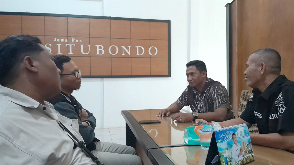 NGOBROL SANTAI: Kasatreskrim Polres Situbondo AKP Agung Hartawan (kanan) berbincang santai dengan Kabiro Radar Situbondo, Edy Supriyono, di ruang redaksi Kantor Jawa Pos Radar Situbondo, Jumat (28/3).