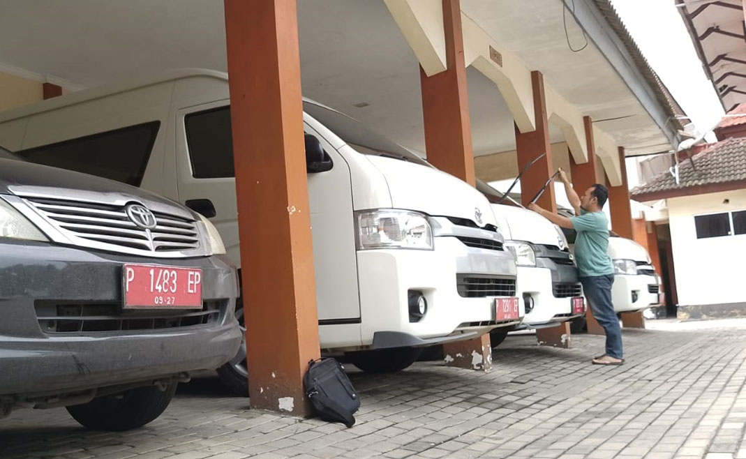 &lrm;&lrm;DICEK: Sejumlah mobil dinas berjejer rapi di halaman parkir kantor DPRD Situbondo, Jumat (28/3).