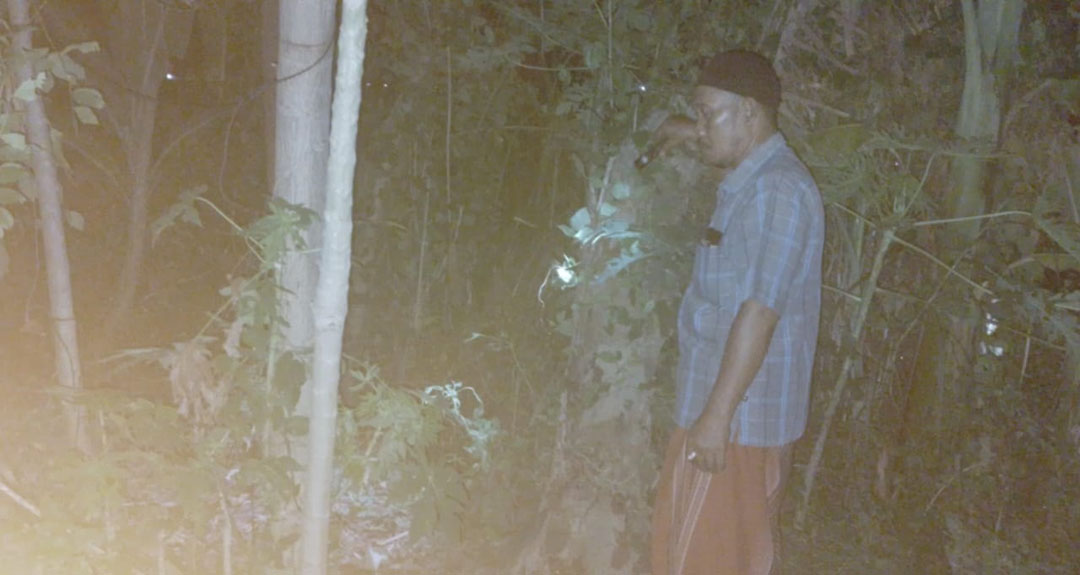 DIBUANG MALING: Yongky, 29, warga Desa/Kecamatan Asembagus, melihat sepeda motornya di semak-semak Desa Sumberejo, Kecamatan Banyuputih, Jumat dini hari (28/3).