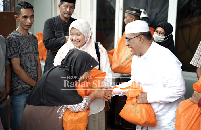 DERMAWAN: Owner RS Mitra Sehat, H. Imam Hidayat membaur bersama masyarakat di Desa Curah Jeru, Kecamatan Panji, Jumat (28/3) kemarin.