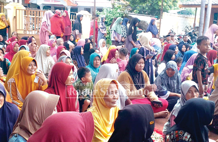 &lrm;ANTUSIAS: Puluhan warga menghadiri penyaluran bantuan sembako yang digelar Owner RS Mitra Sehat, Desa Curah Jeru, Kecamatan Panji, Jumat (28/4).